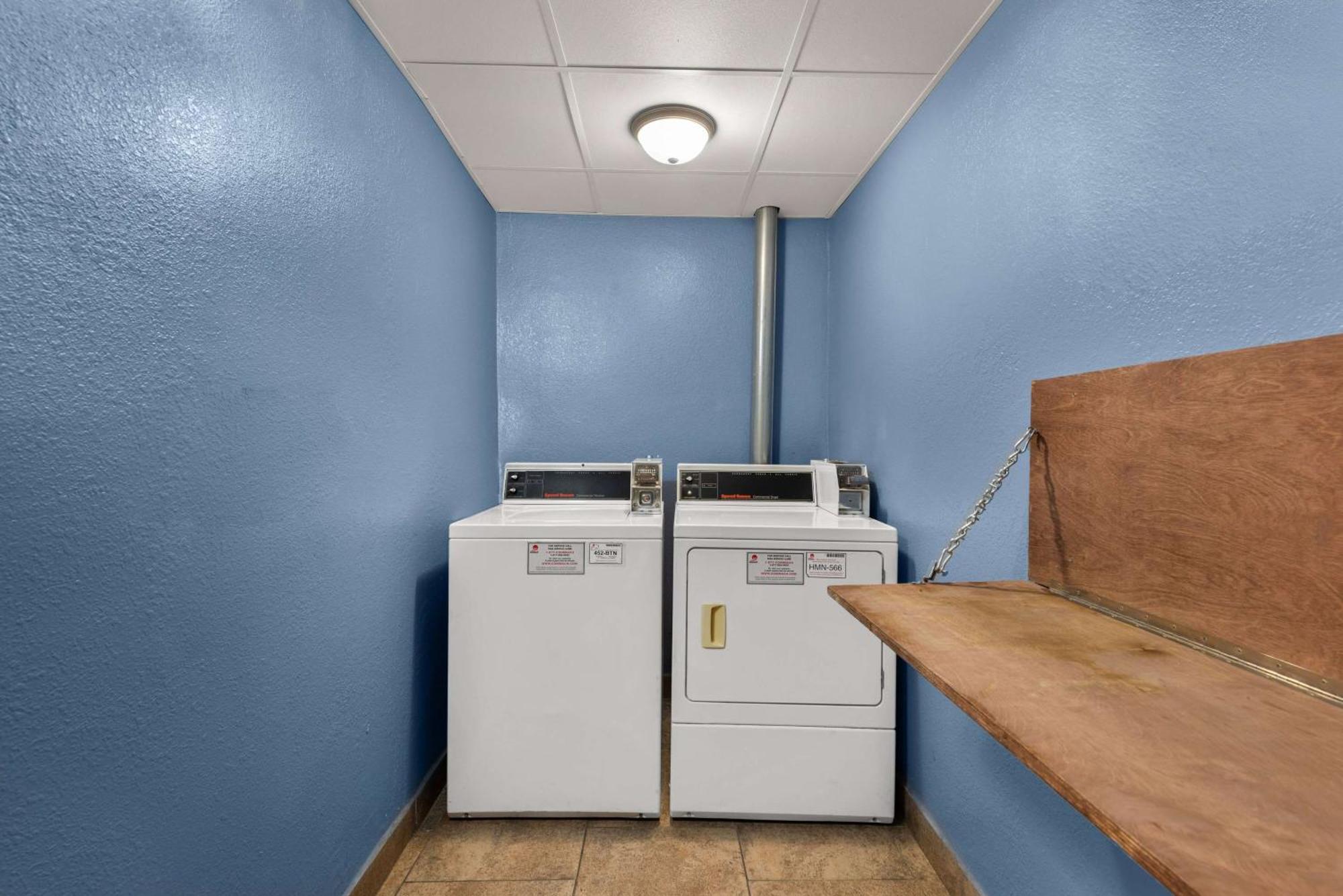 Days Inn By Wyndham Newton Extérieur photo