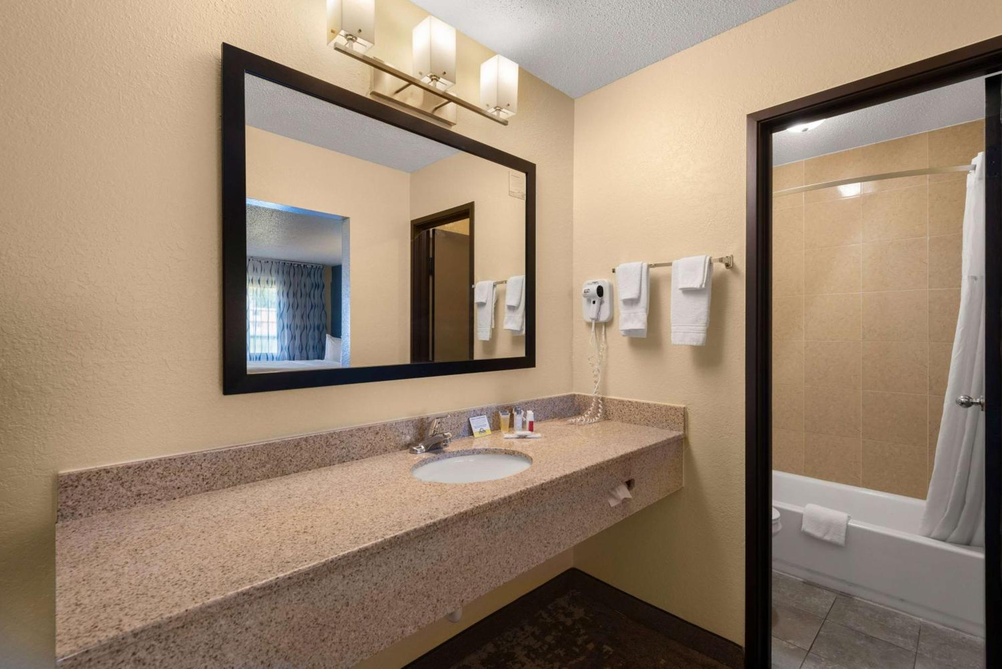 Days Inn By Wyndham Newton Extérieur photo